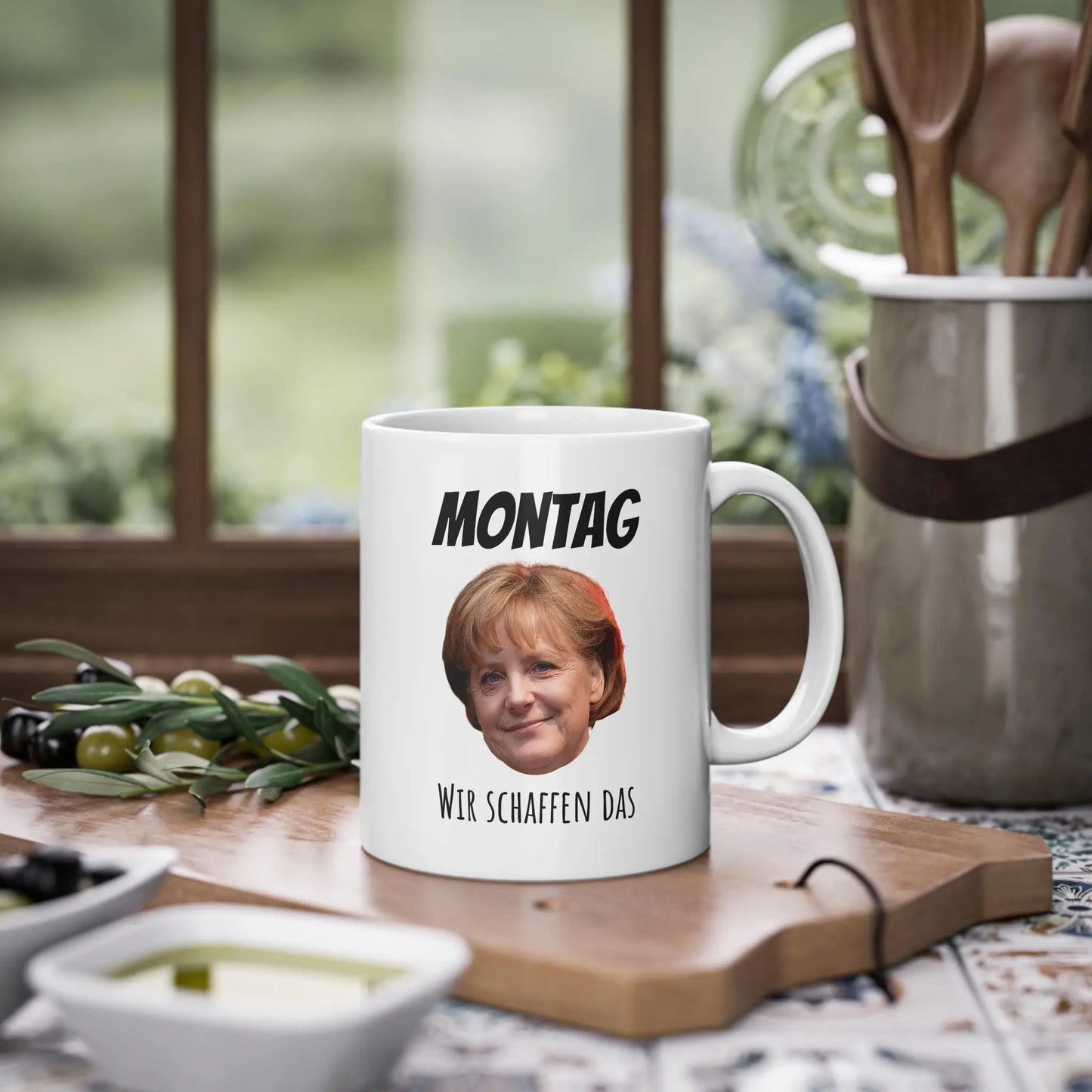 Diese lustige Bürotasse mit dem Spruch 'Wir schaffen das' dient als dezentes Merkel Merch und motiviert Kollegen am Montag.