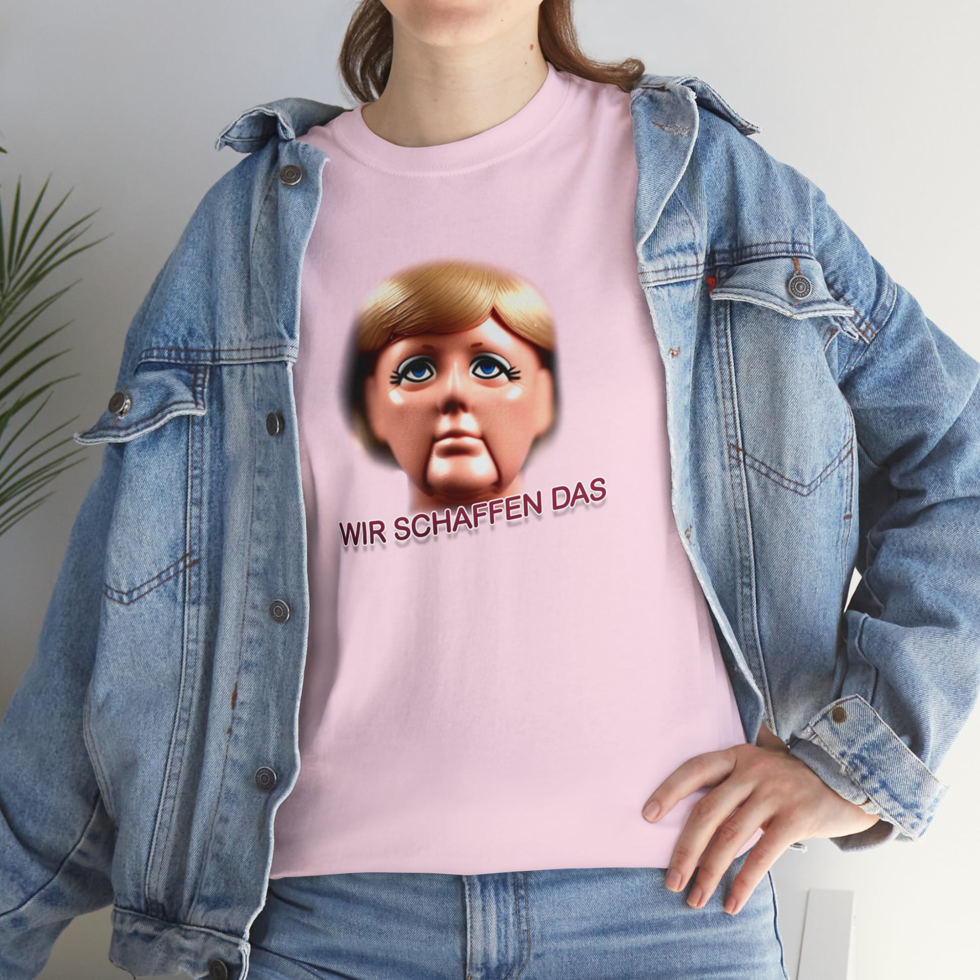 Angela Merkel im Barbie Look. Pinkes Meme TShirt Wir schaffen das