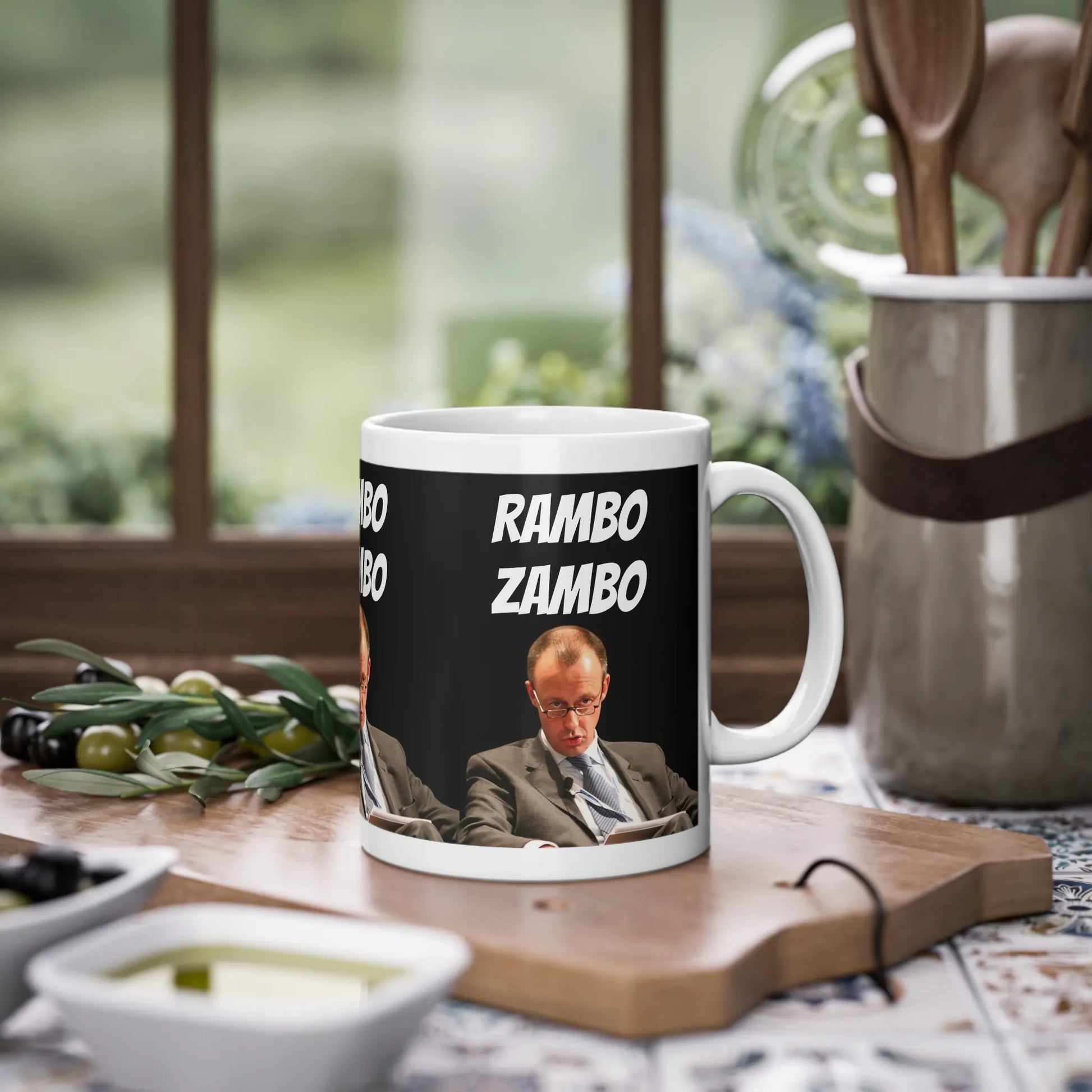 Die CDU Tasse im Rambo Zambo Design auf einem Schneidebrett – ein Politik Geschenk für alle, die Merz Meme und Bubatz Meme mögen.