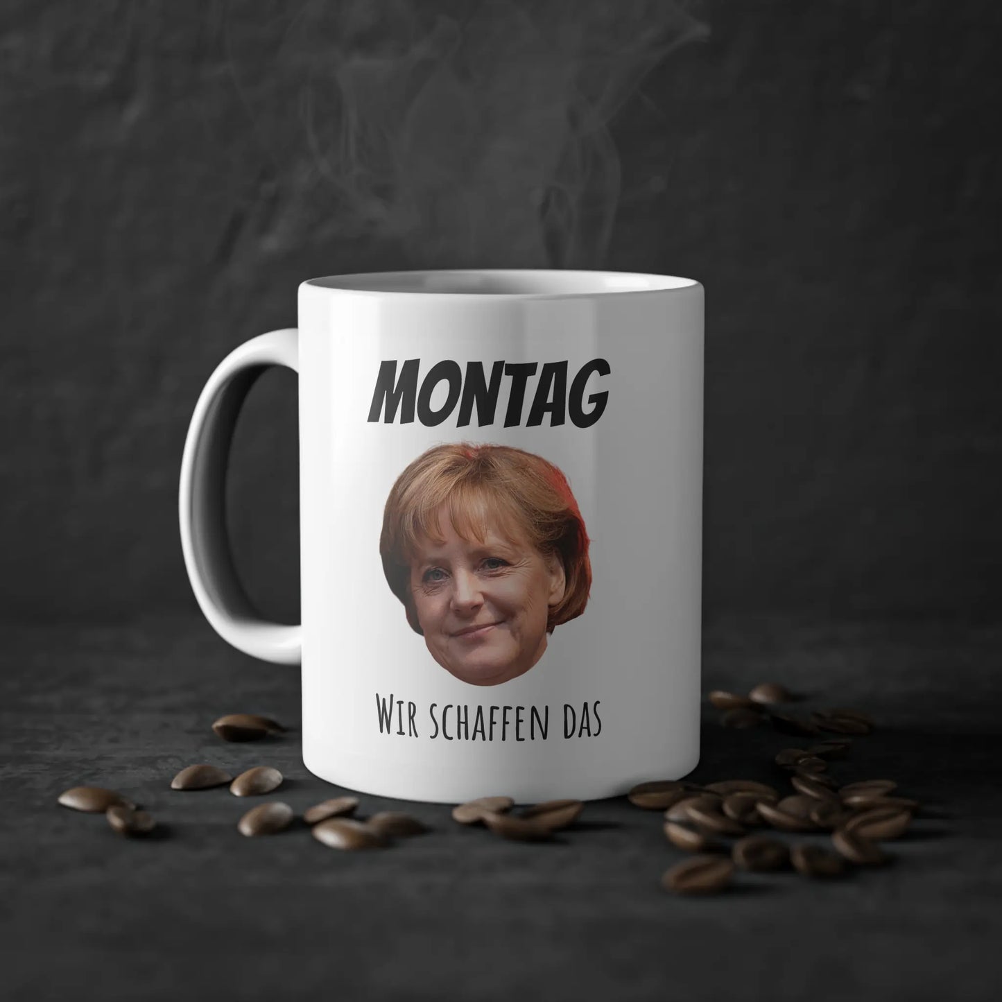 Eine Angela Merkel Tasse mit 'Wir schaffen das' als scherzhaftes Büro-Accessoire – perfekt als Motivationstasse und charmantes Montag Meme.