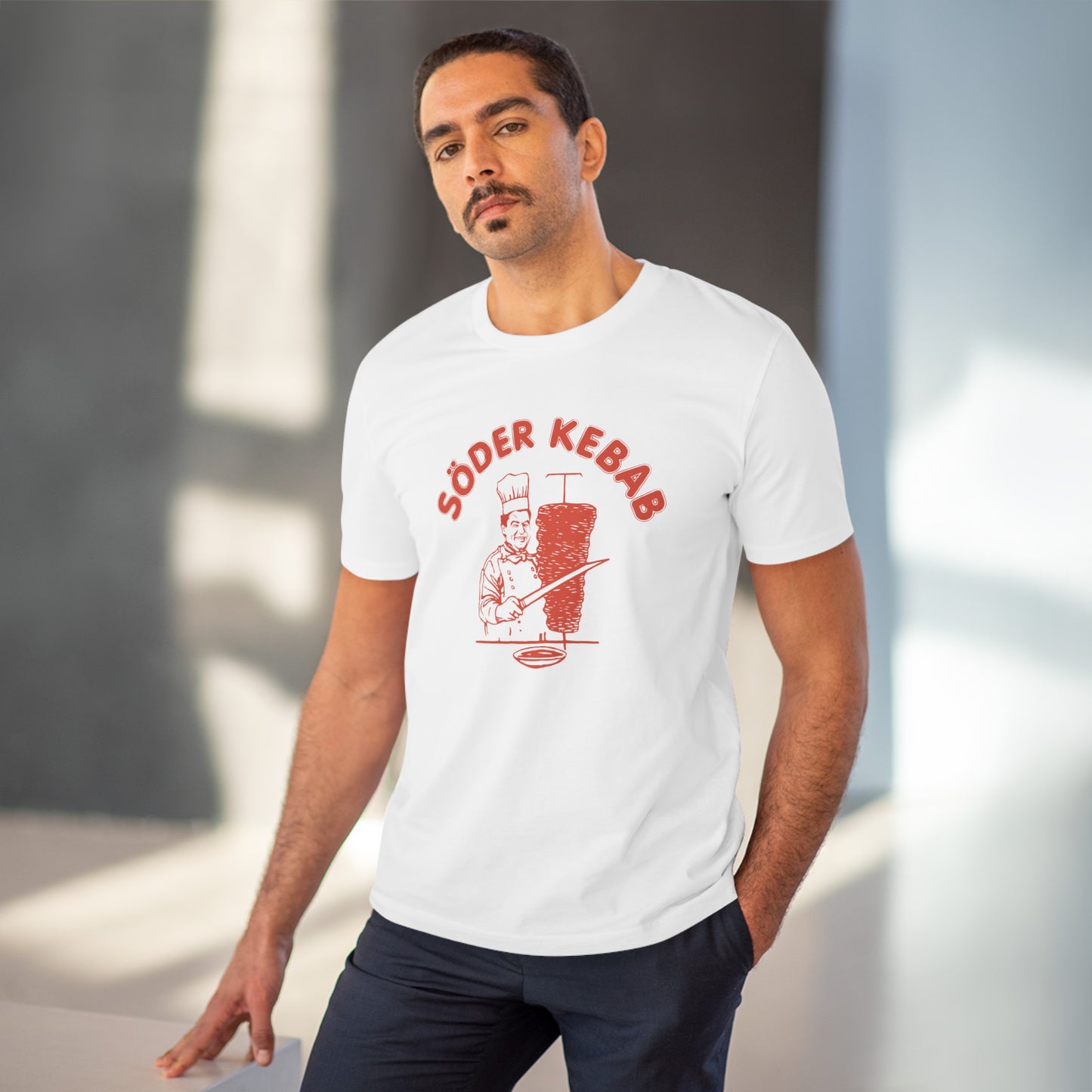 Mann trägt Markus Söder Kebab Merch Tshirt zum Döner essen